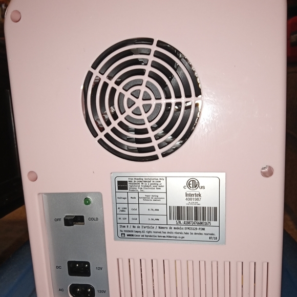 Retro pink Frigidaire mini cooler - Picture 5 of 6